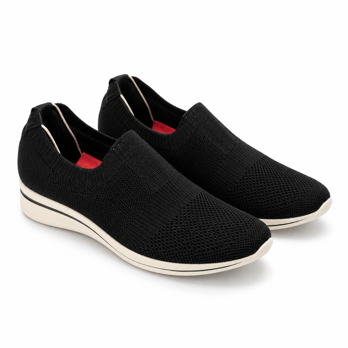 Zapatillas Xti 145100 negras slip-on sobre fondo blanco