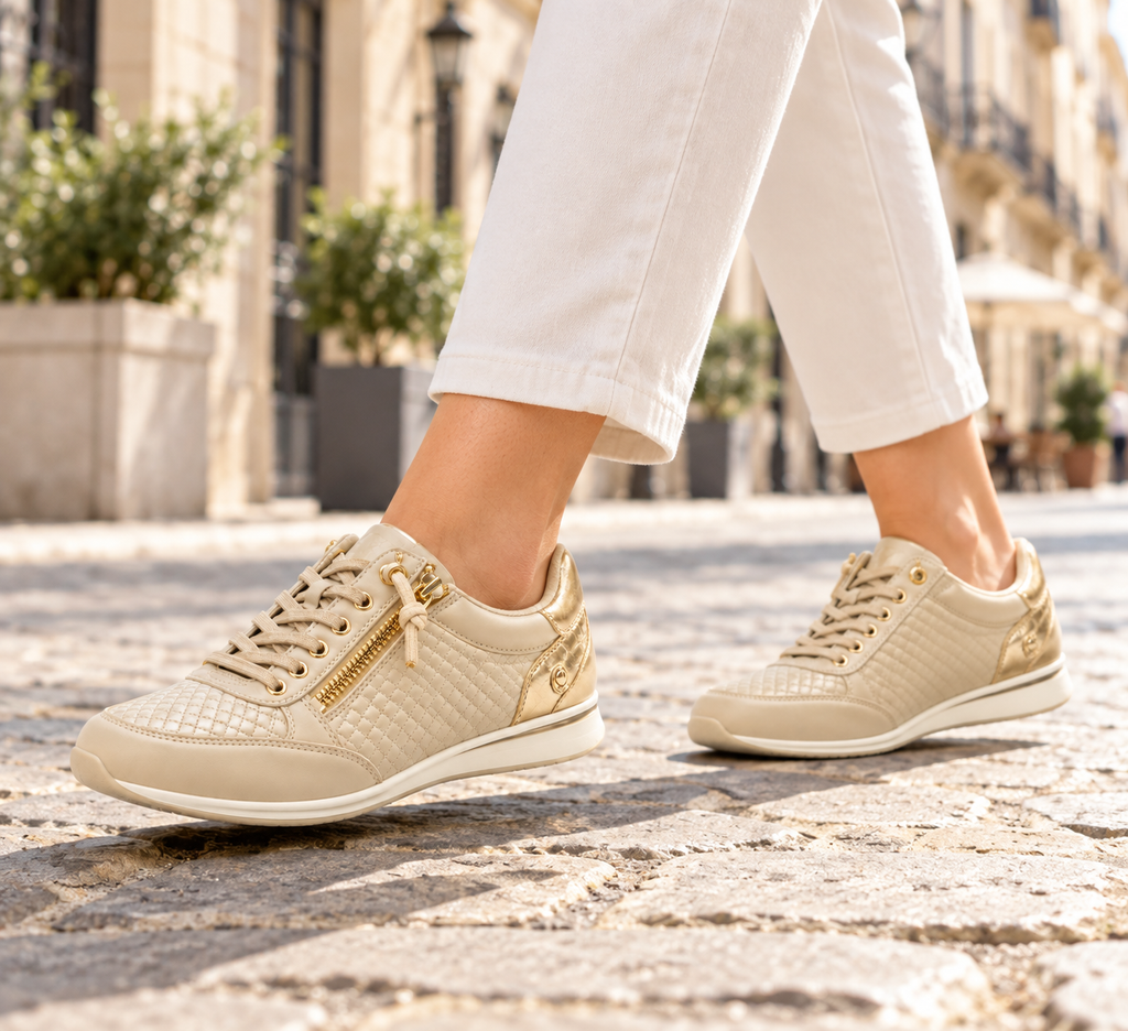 Zapatillas Xti 145448 beige y doradas en uso