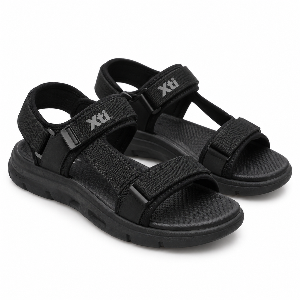 Sandalias Xti 17470 negras para hombre sobre fondo blanco