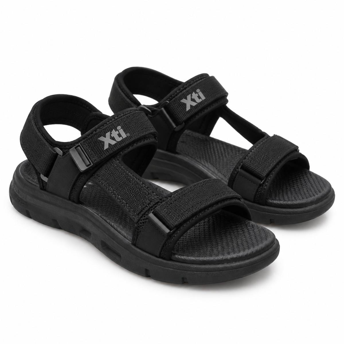 Sandalias Xti 17470 negras para hombre sobre fondo blanco