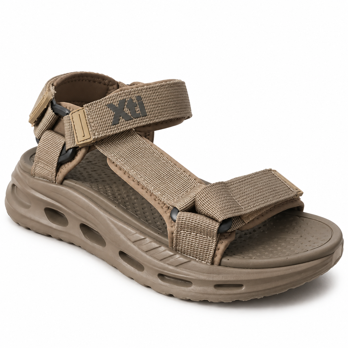 Sandalia deportiva Xti 17475 taupe sobre fondo blanco