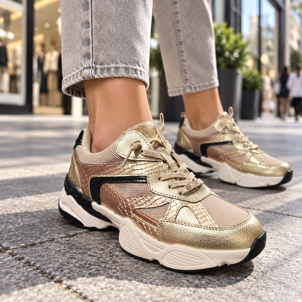Zapatilla Xti Chunky Metalizada Oro y Negro Mujer, imagen lifestyle