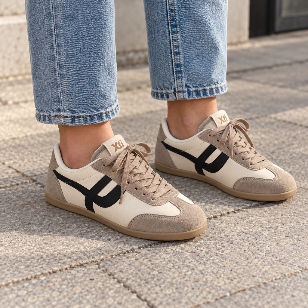 Zapatillas Xti 18027 Blancas y Taupe en uso
