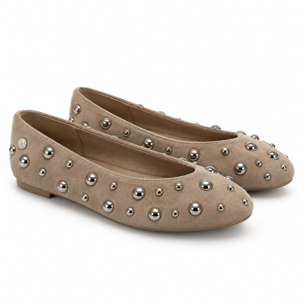 Bailarinas Xti 145283 taupe con tachuelas sobre fondo blanco