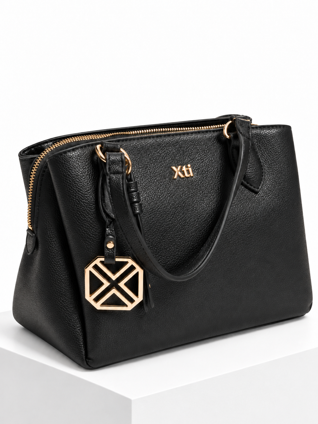 Bolso Xti negro con doble asa y colgante geométrico · presentacion