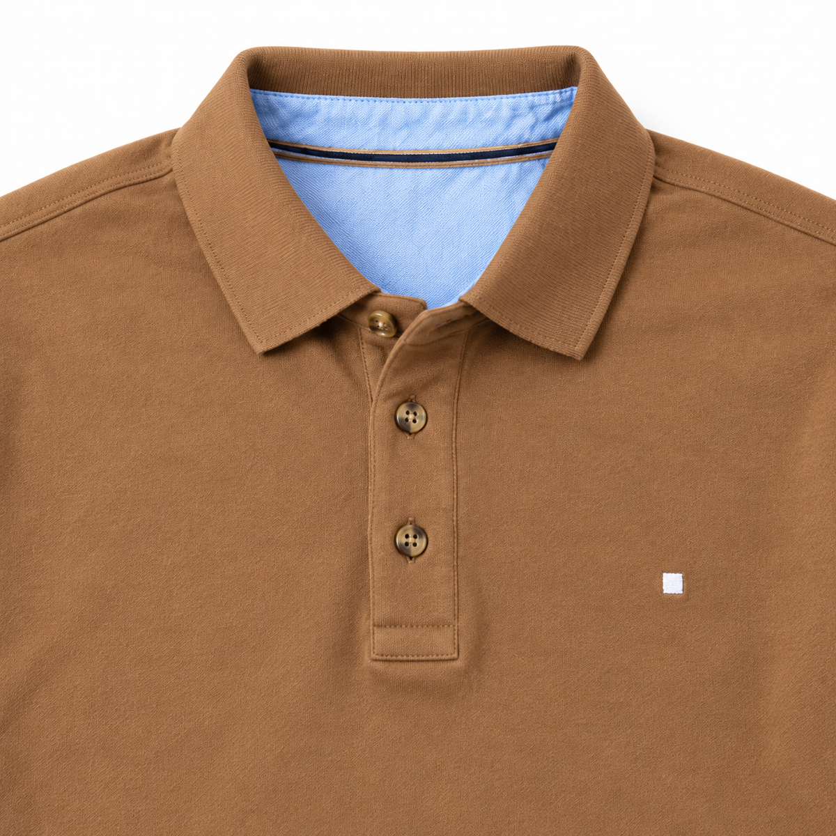 Detalle del cuello y botonadura del polo Yellow Skin camel