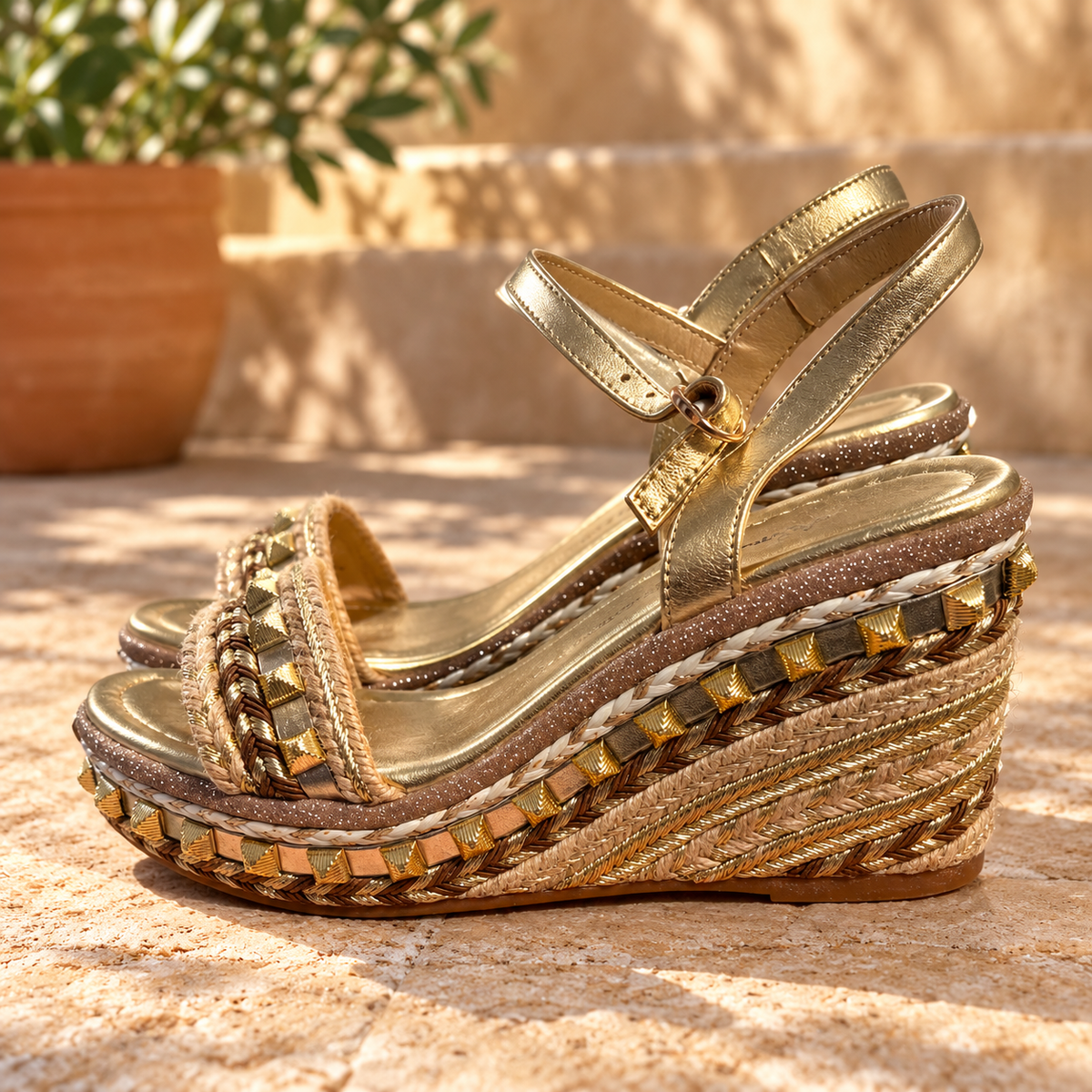 Sandalias Alma en Pena V21601 doradas en una terraza