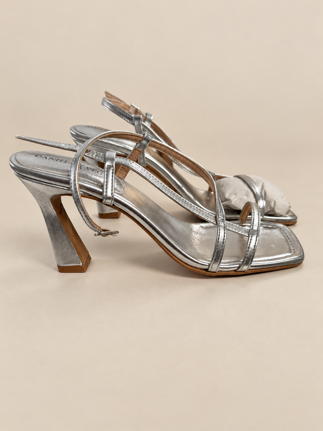 Sandalias Daniela Vega plateadas de dos tiras delanteras, talla 41, ambiente