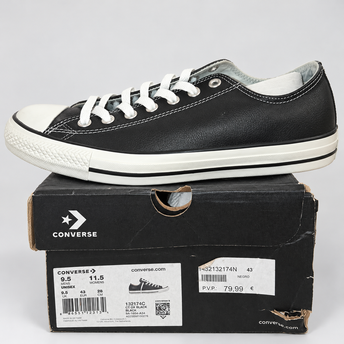 Zapatillas Converse 132174C negras · Talla 43 — detalle del zapato y su caja