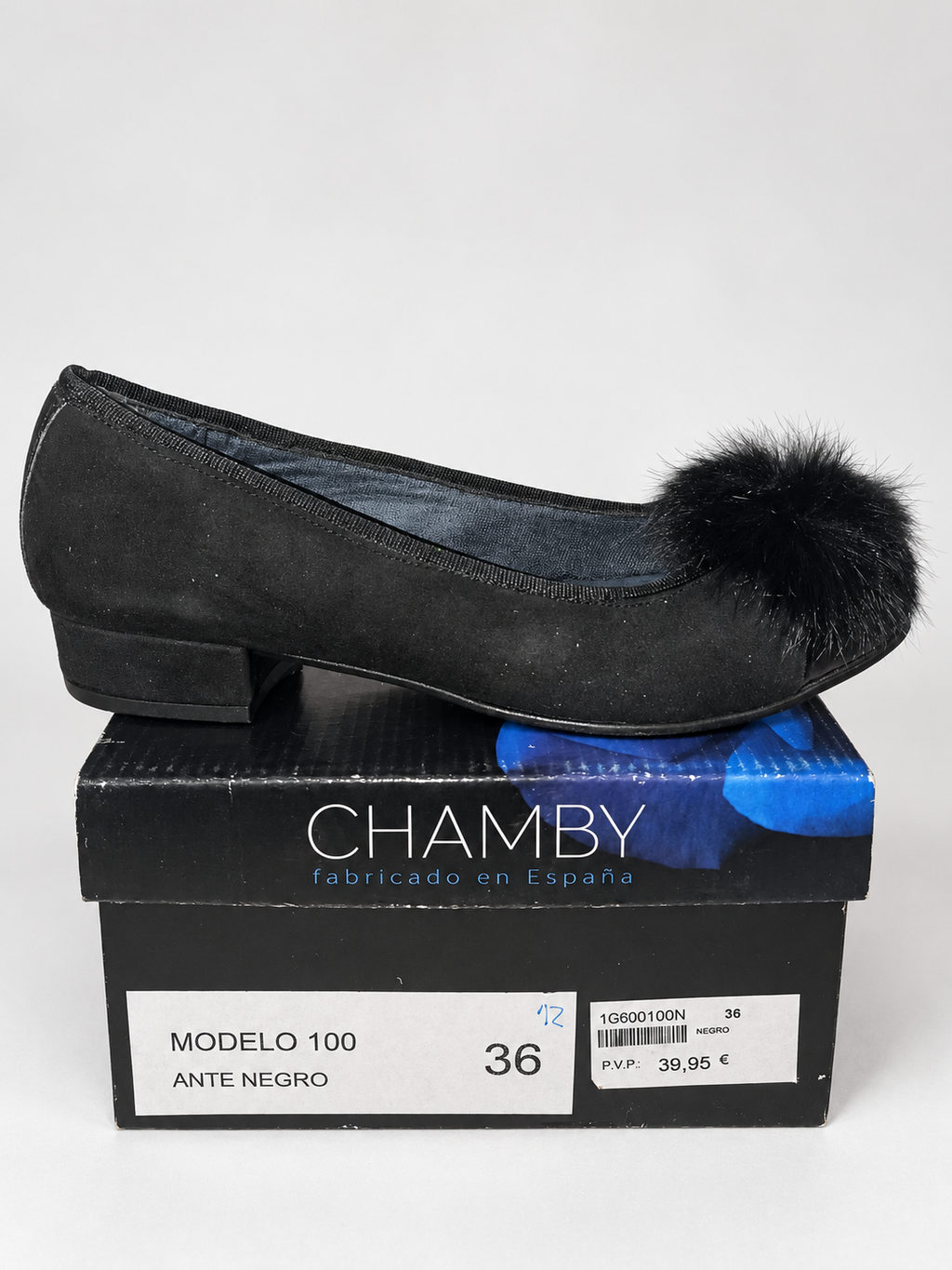 Zapatos Chamby 100 negros con pompón · Talla 36 — detalle y caja