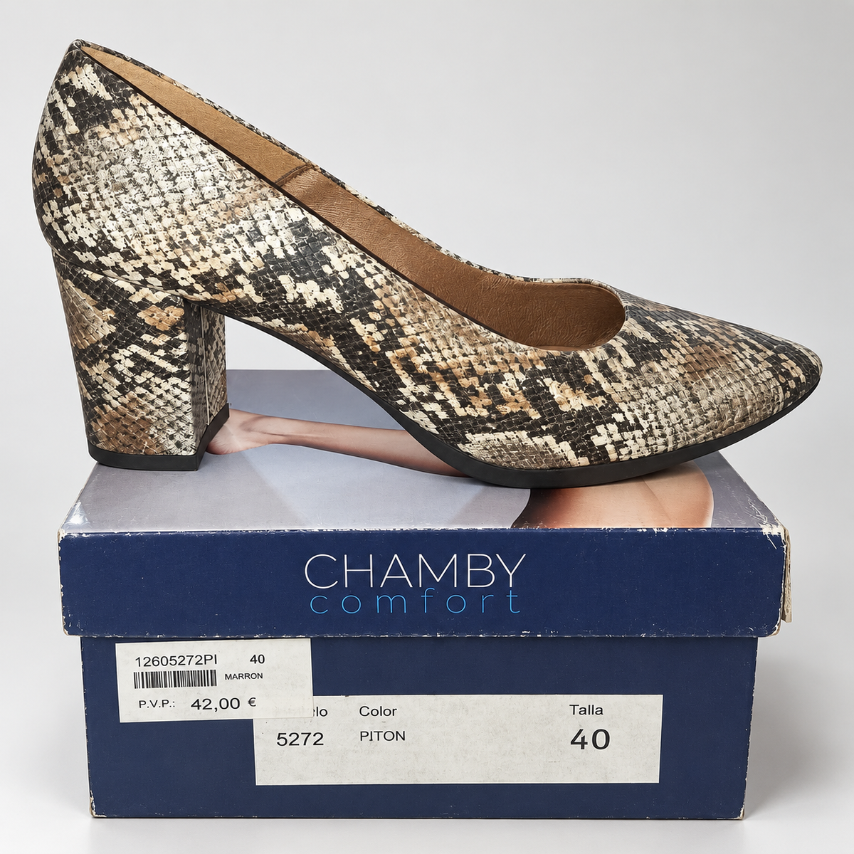 Zapatos de salón Chamby 5272 estampado pitón · Talla 40 — detalle del zapato y su caja