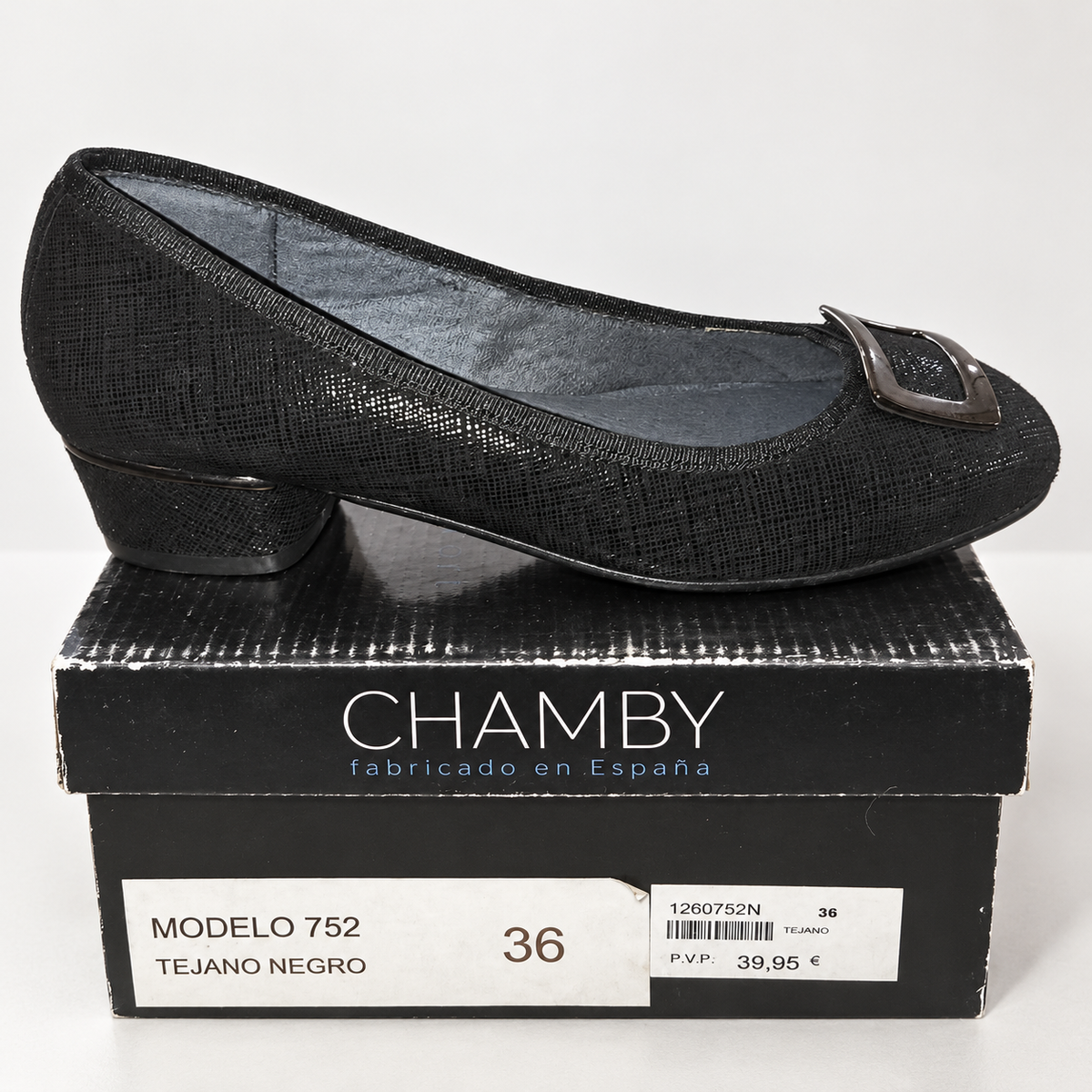 Zapatos Chamby 752 negros con adorno · Talla 36 — detalle del zapato y su caja