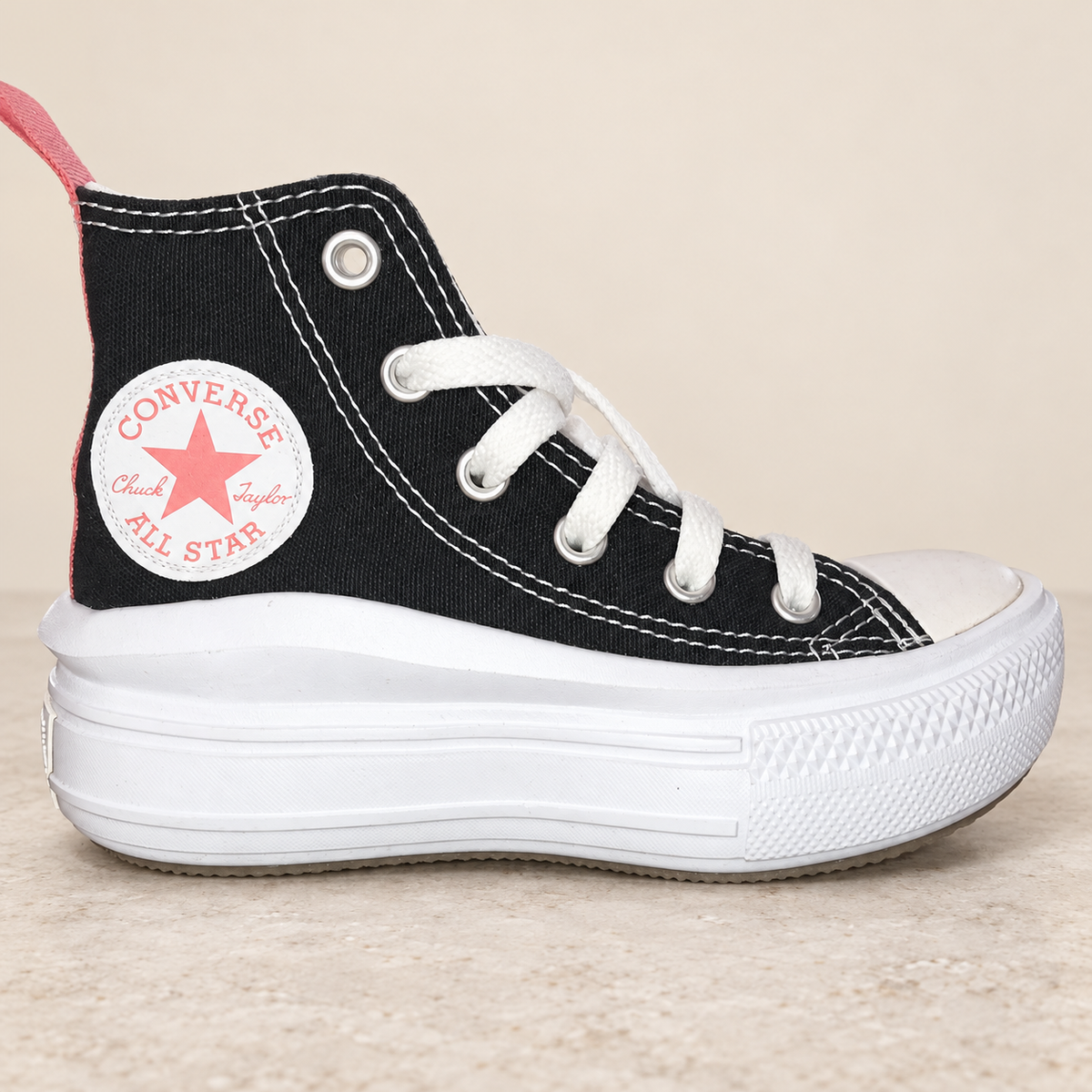 Converse 371527C negras y rosas talla28, unidad Z-13, ambiente