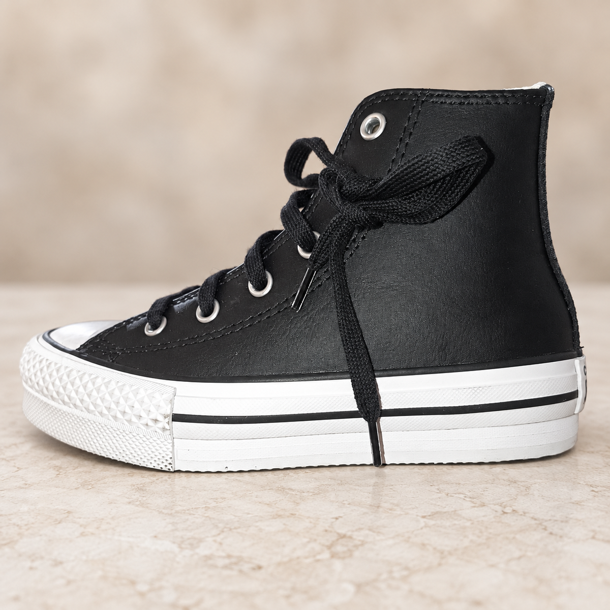 Converse A01015C negras talla 32, unidad Z-13, ambiente