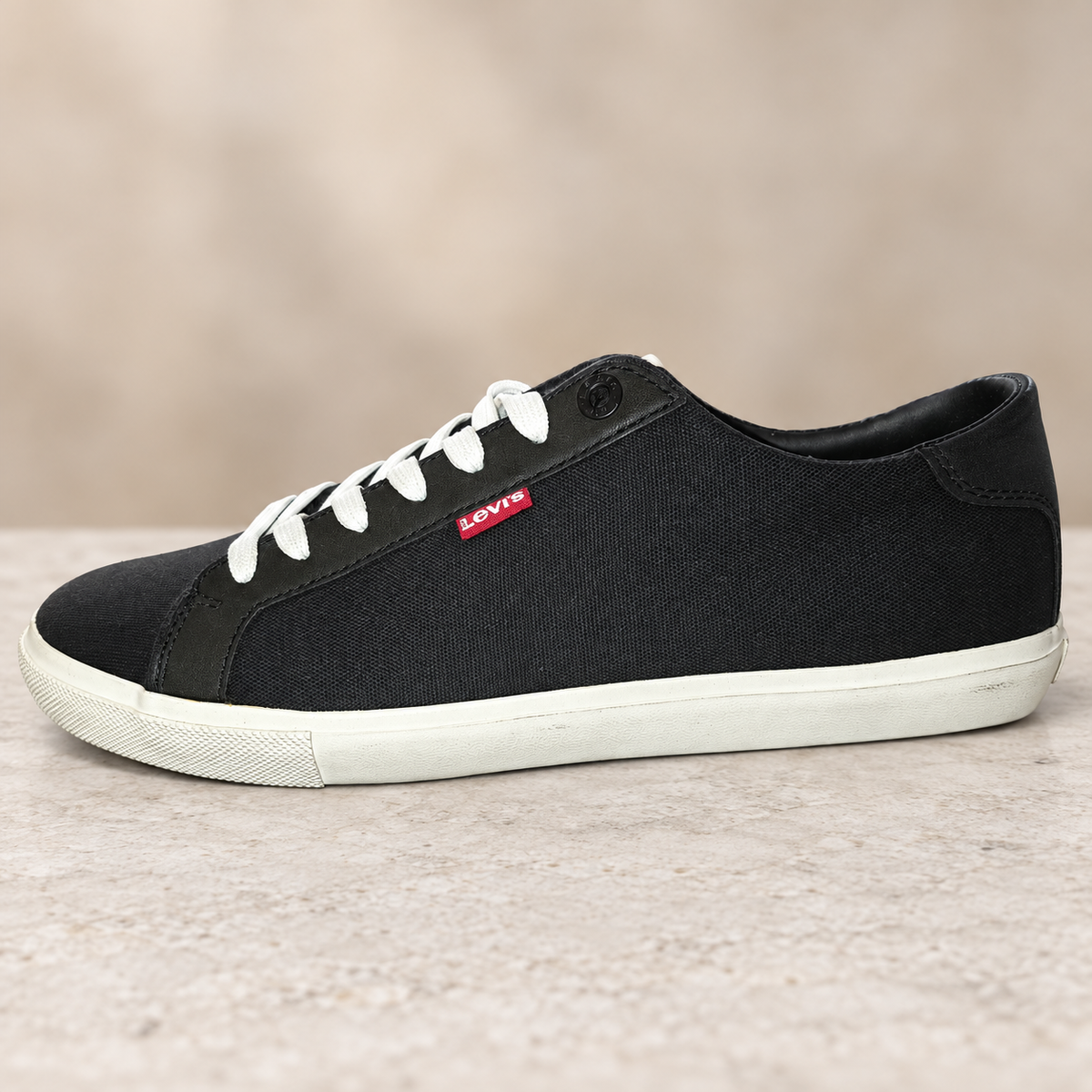 Levi’s Woods negras con cordones blancos, talla41, unidad Z-13, ambiente