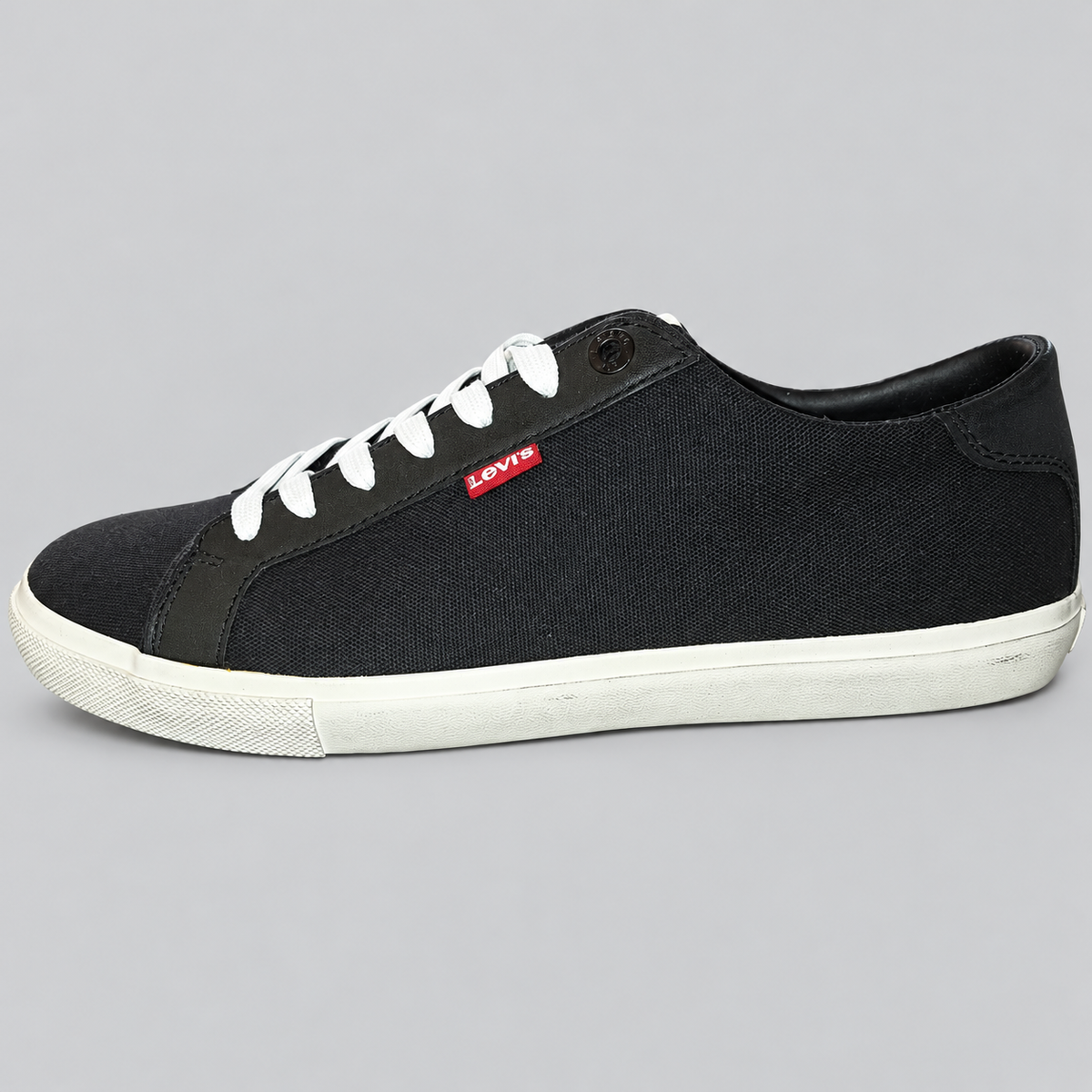 Levi’s Woods negras con cordones blancos, talla41, unidad Z-13, detalle