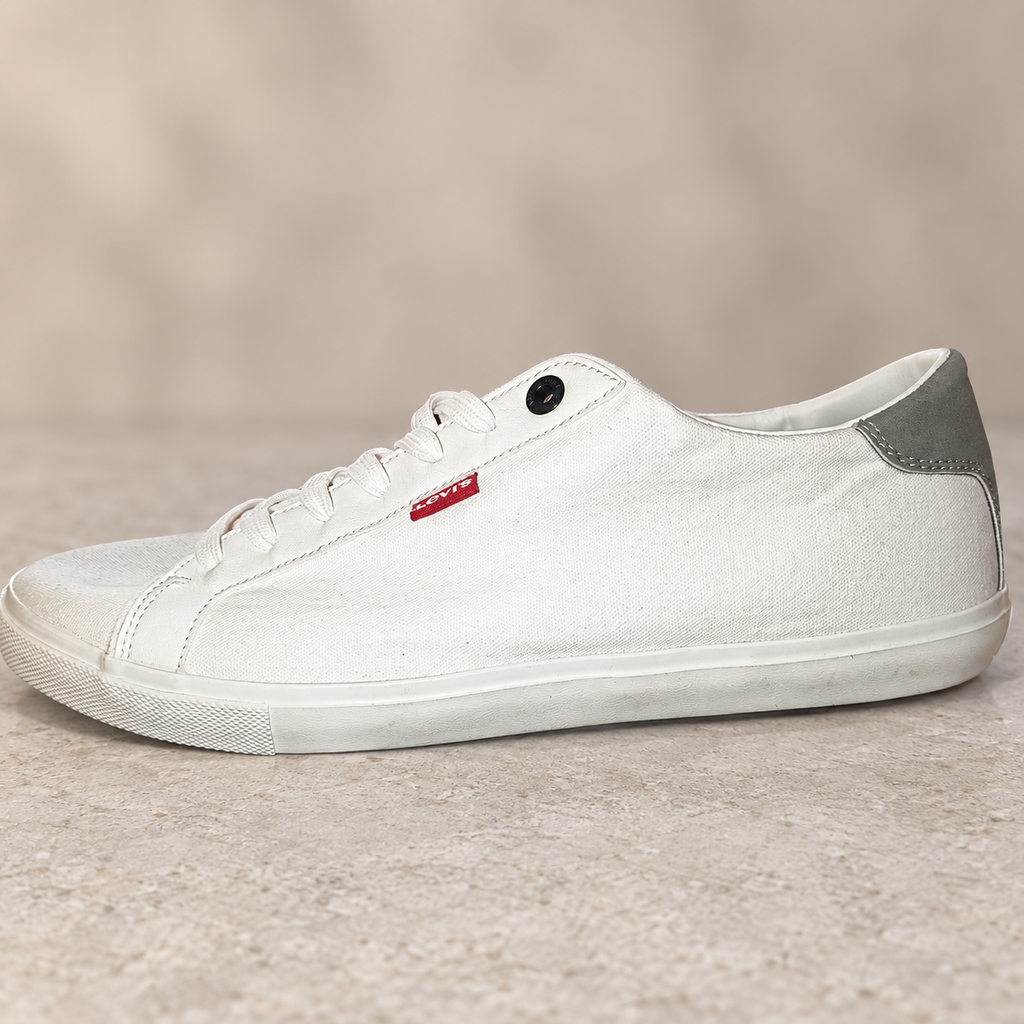 Levi’s Woods blancas con talón gris, talla45, unidad Z-13, ambiente