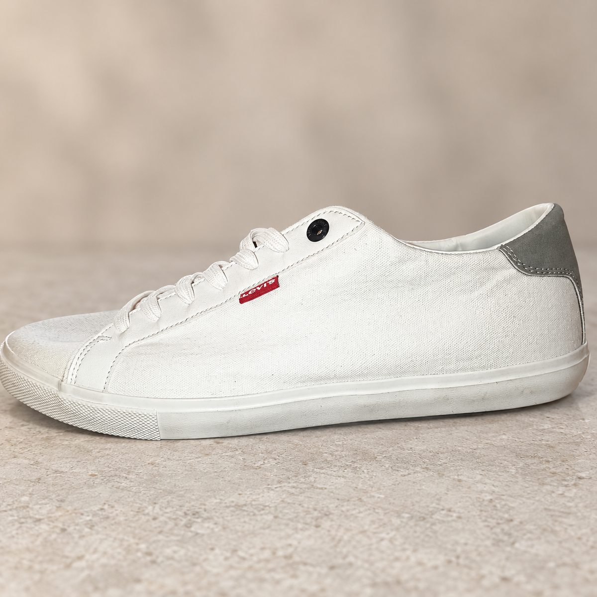 Levi’s Woods blancas con talón gris, talla45, unidad Z-13, ambiente