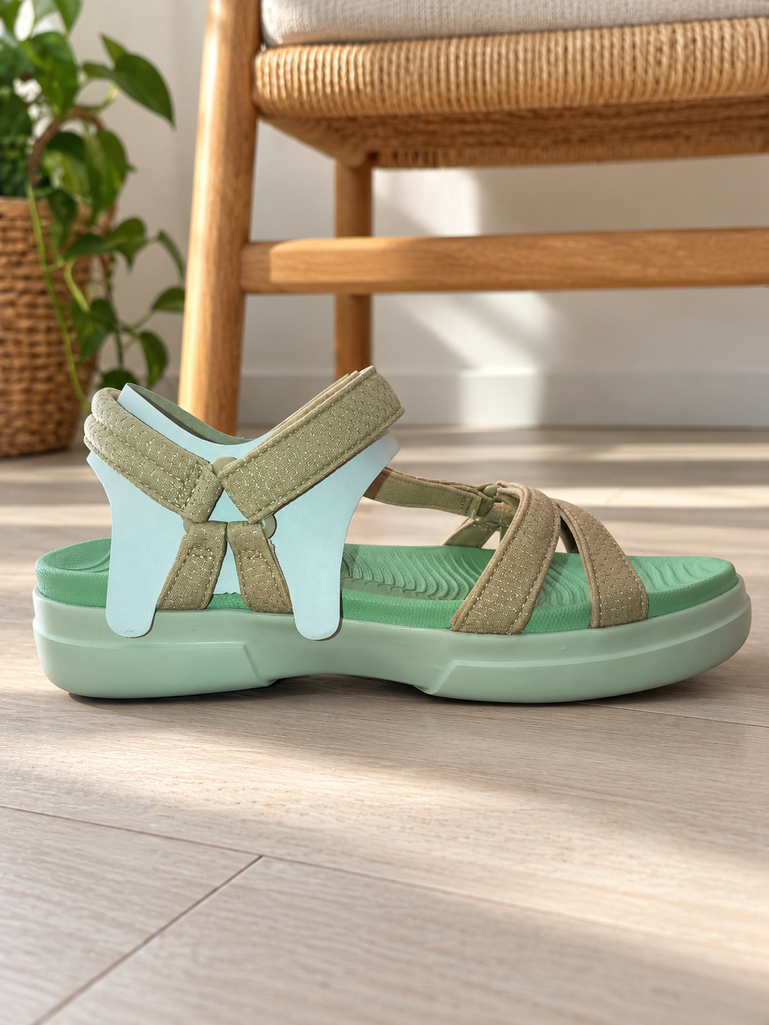 Sandalia Pitas Claire beige, plantilla verde, talla 38 — ambiente