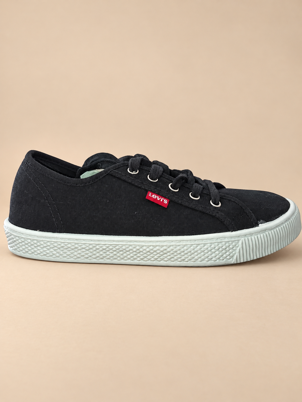 Levi’s Malibu Beach S negras talla 41, ambiente, unidad Z-14 con marcas de uso visibles