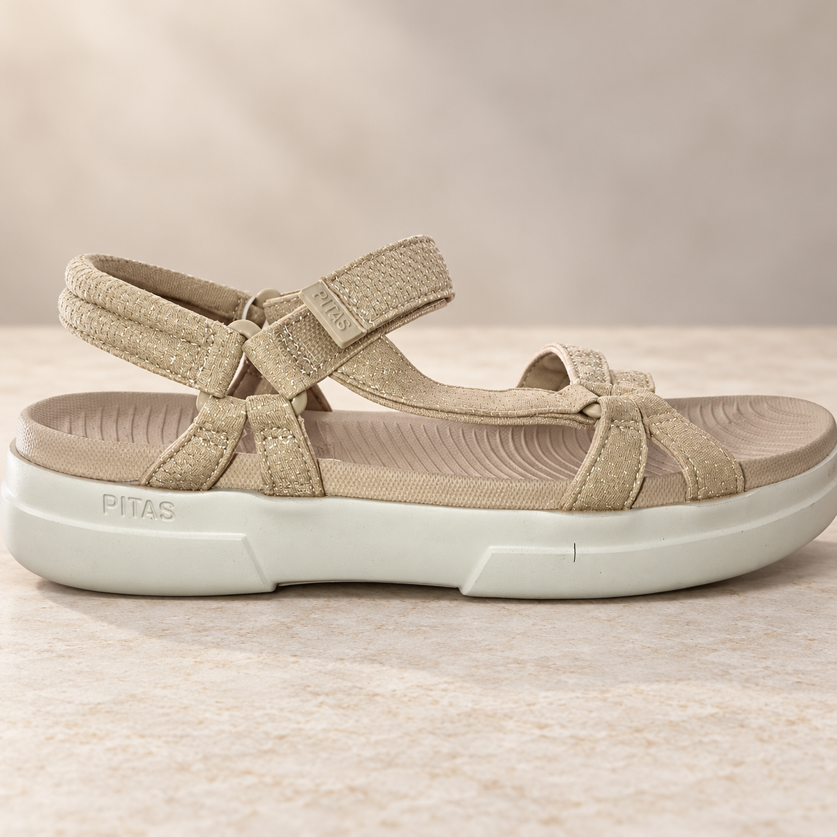 Sandalias Pitas CLAIRE arena talla 39, ambiente, unidad Z-14 con marcas visibles