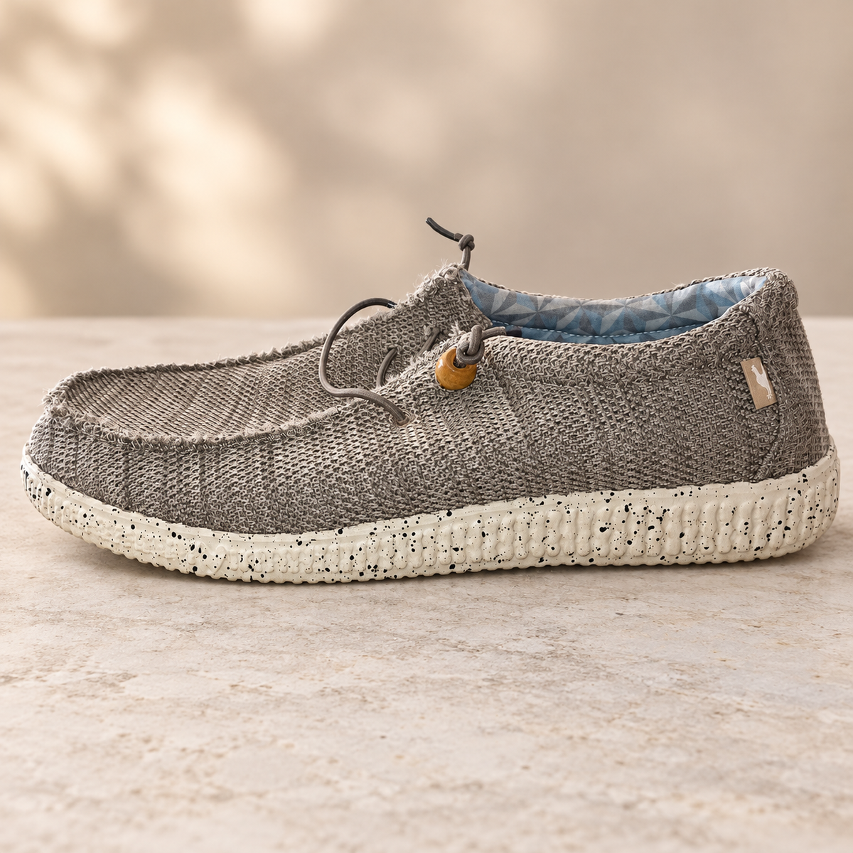 Pitas Wallabi Washed tórtola talla 43, ambiente, unidad Z-14 con deshilachados visibles