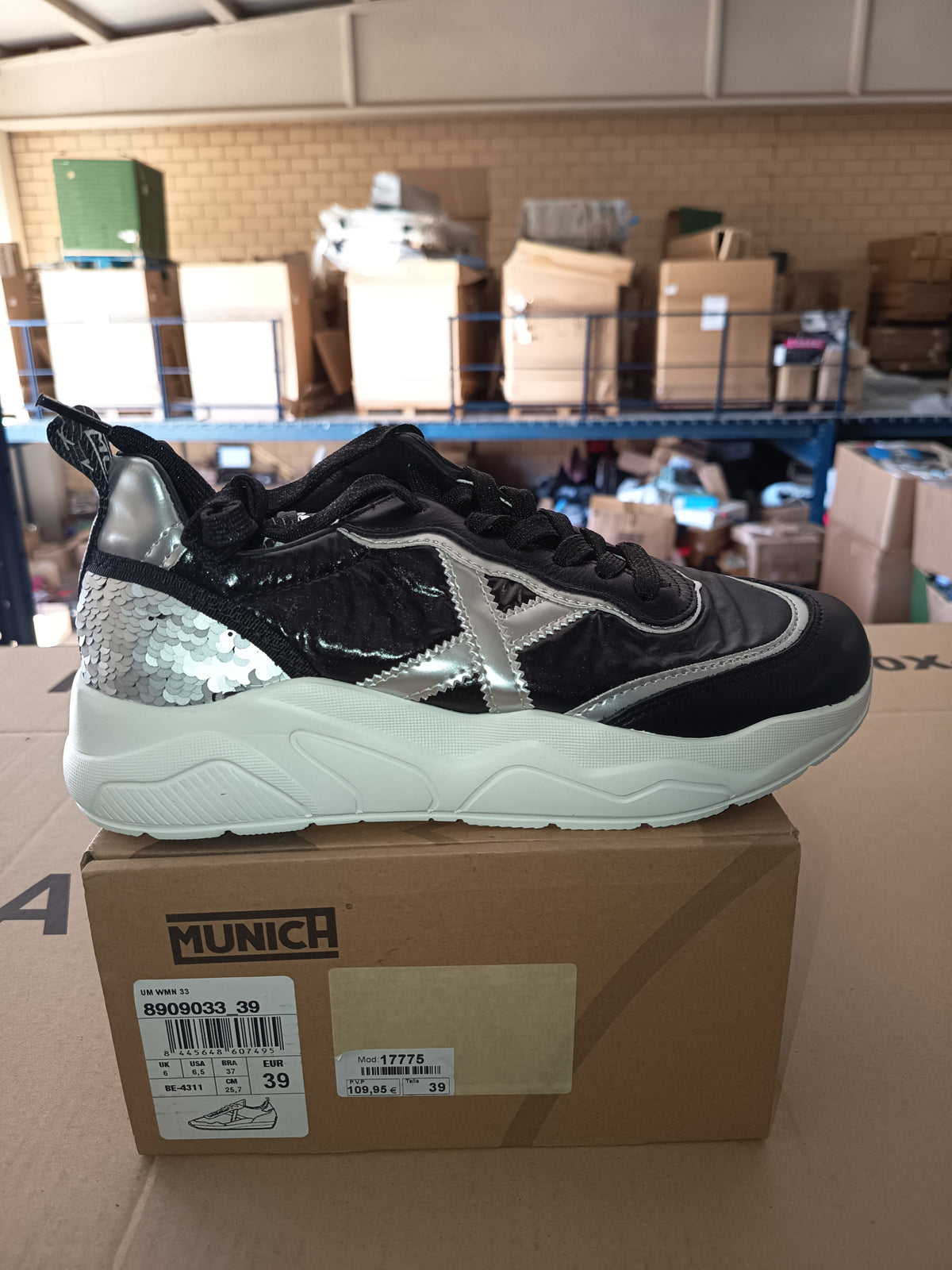 Munich UM WMN33 negras con X plateada y lentejuelas talla 39 — detalle original