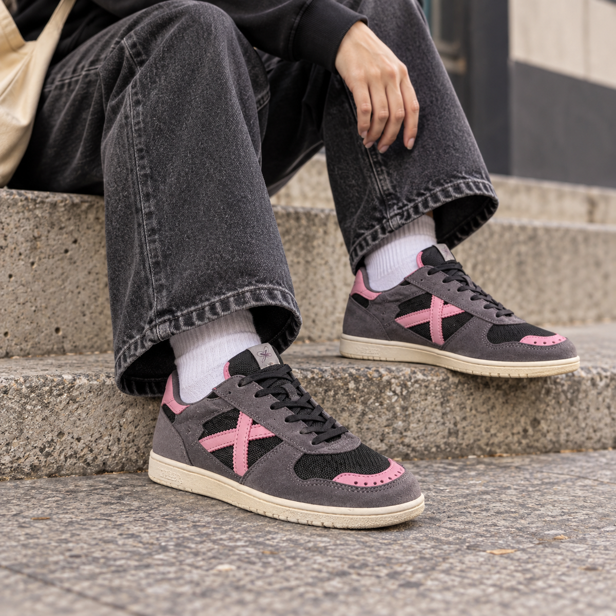 Zapatillas Munich gris, negro y rosa en uso