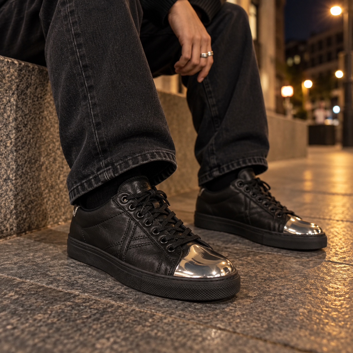 Zapatillas Munich negras con puntera plateada en uso