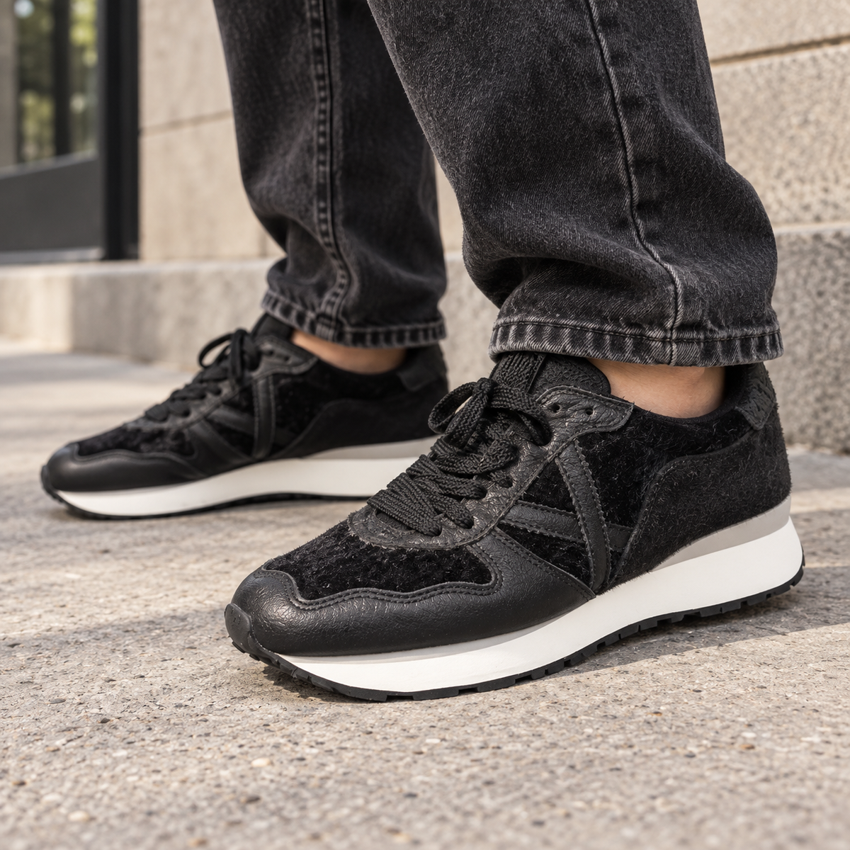 Zapatillas Munich negras de texturas en uso