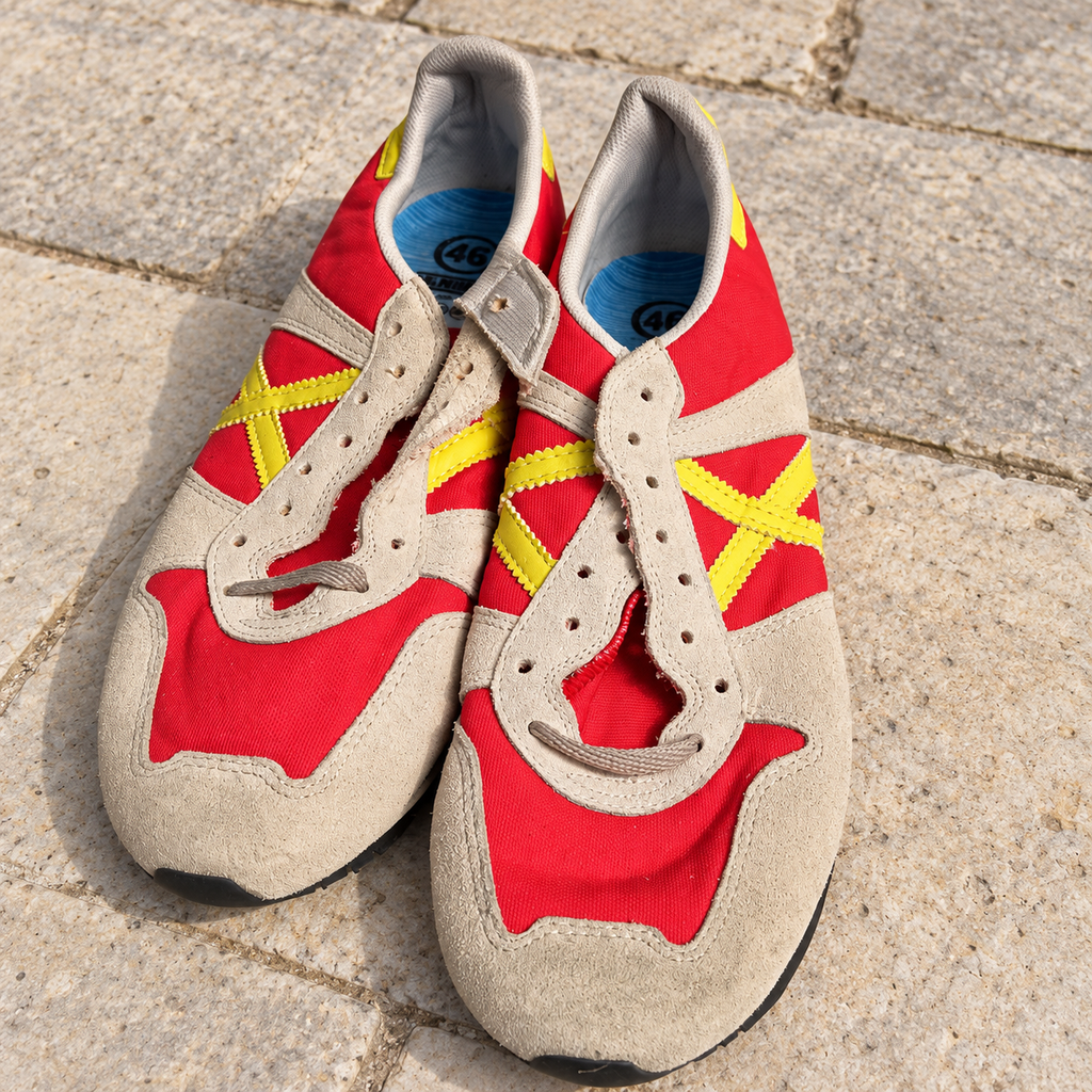 Munich rojas y crema talla46 con X amarilla y cordones incompletos — escena cotidiana