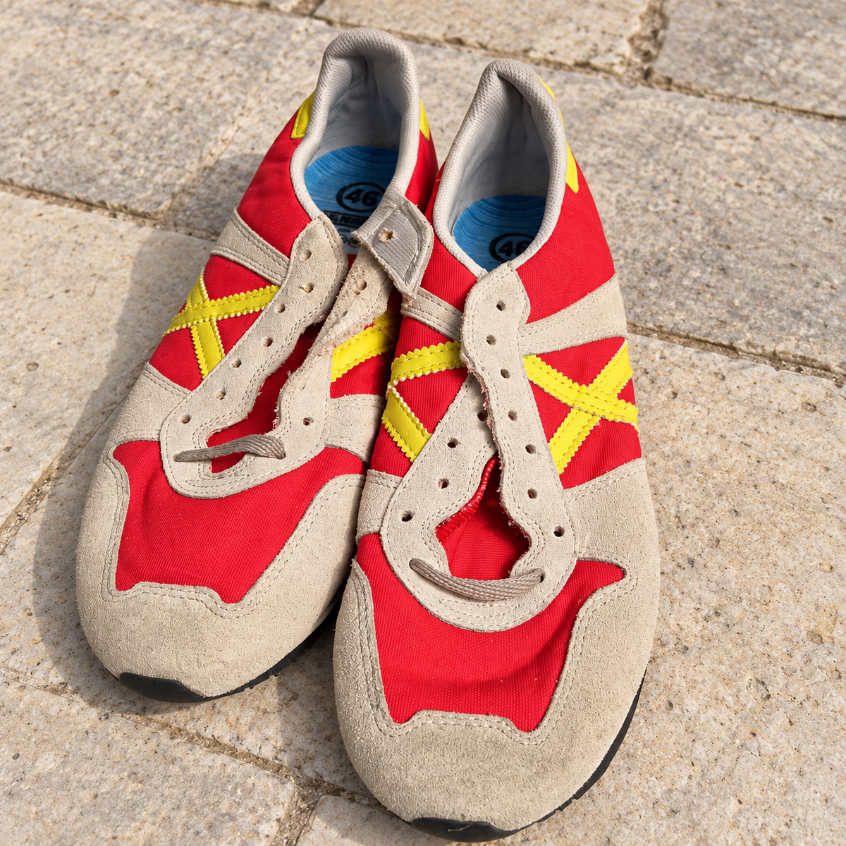 Munich rojas y crema talla46 con X amarilla y cordones incompletos — escena cotidiana