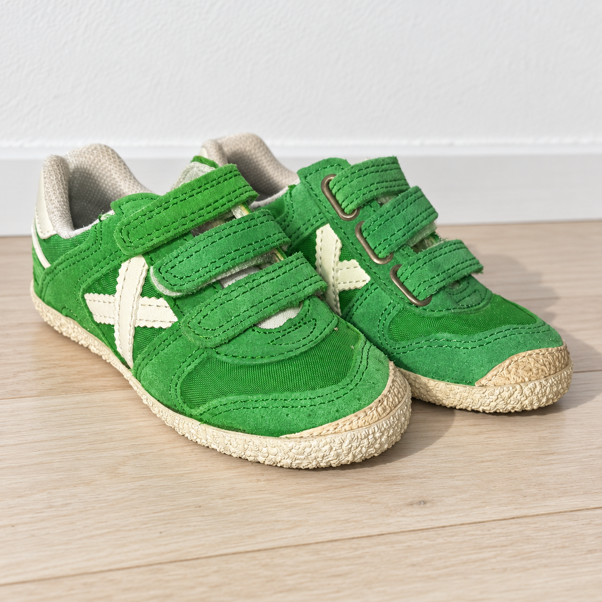 Munich verdes con triple cierre y X blanca talla 25 — escena cotidiana