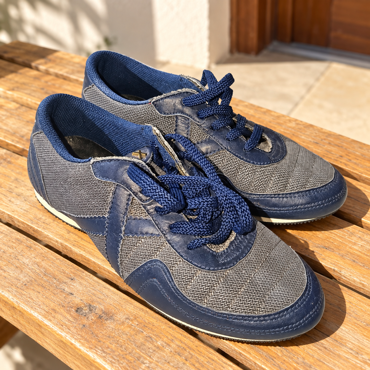 Par Munich gris y azul marino talla36 con marcas visibles — escena cotidiana