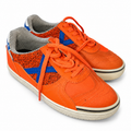 Munich naranja con X azul talla33 — portada blanca