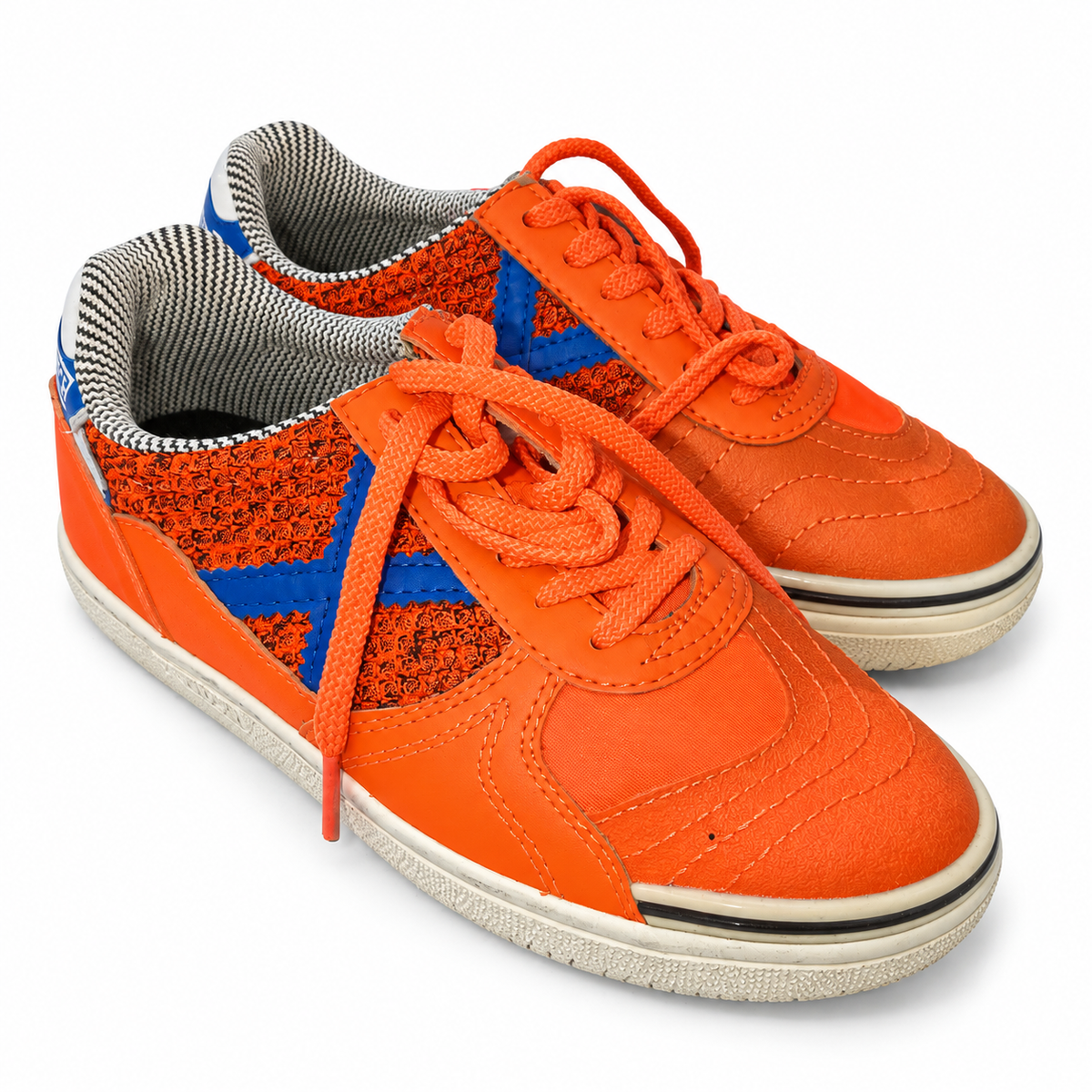 Munich naranja con X azul talla33 — portada blanca