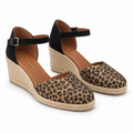 Alpargatas Cabrera 87-5 Leopardo Negro con Cuña para Mujer sobre fondo blanco