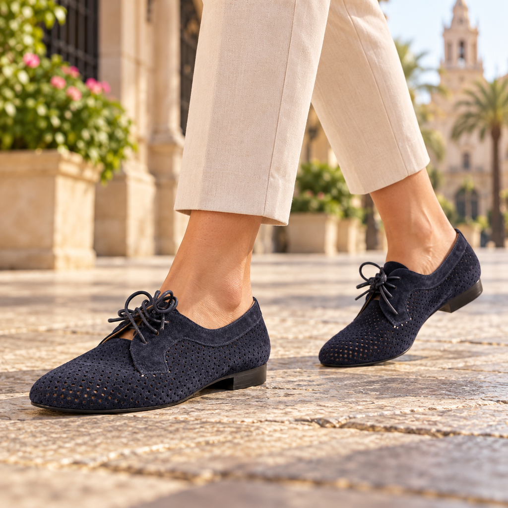 Zapatos Modelo M19006 Azul Marino Perforados con Cordones para Mujer en uso