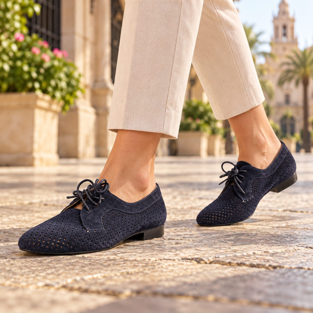 Zapatos Modelo M19006 Azul Marino Perforados con Cordones para Mujer en uso