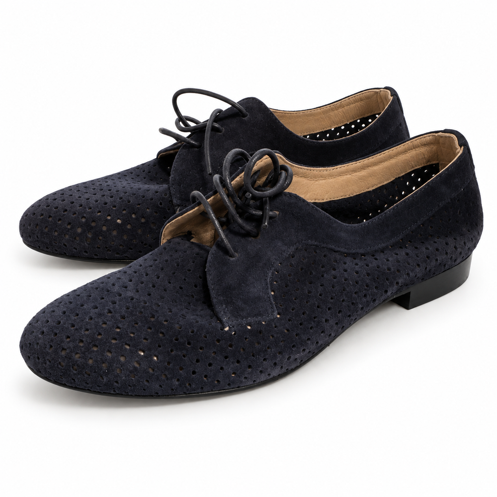 Zapatos Modelo M19006 Azul Marino Perforados con Cordones para Mujer sobre fondo blanco