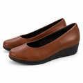 Zapatos de Salón Modelo 10557 Color Cuero con Cuña para Mujer sobre fondo blanco