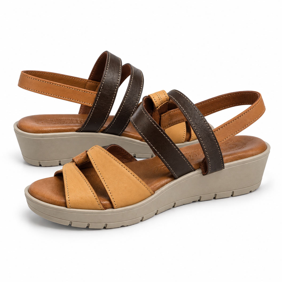 Sandalias Modelo 18626 Marrones de Piel con Cuña para Mujer sobre fondo blanco