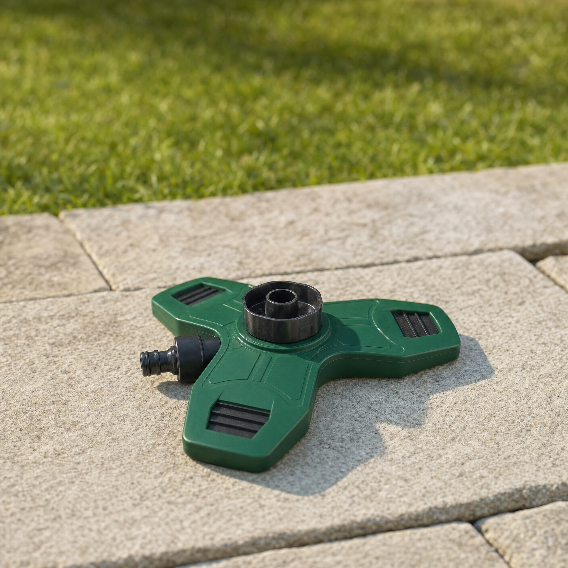Base aspersor triple para jardín con conector lateral y pads antideslizantes