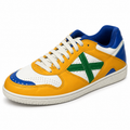 Zapatillas Munich amarillas con detalles verdes y azules sobre fondo blanco
