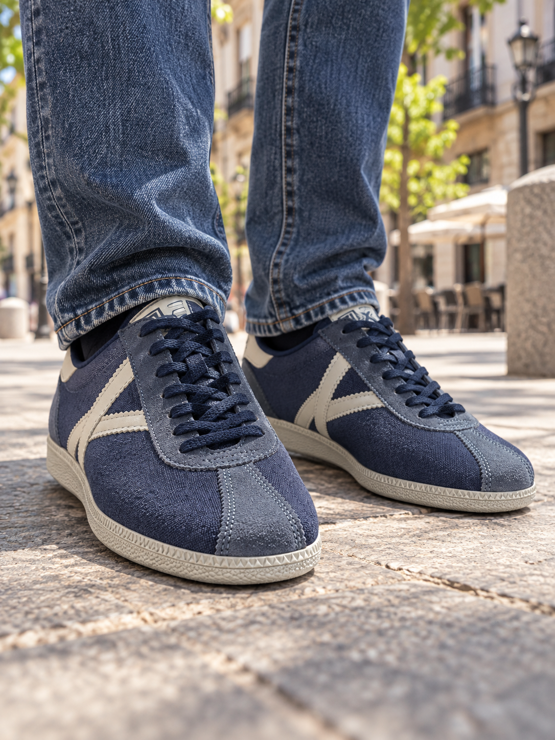 Zapatillas Munich azul marino y blancas en uso