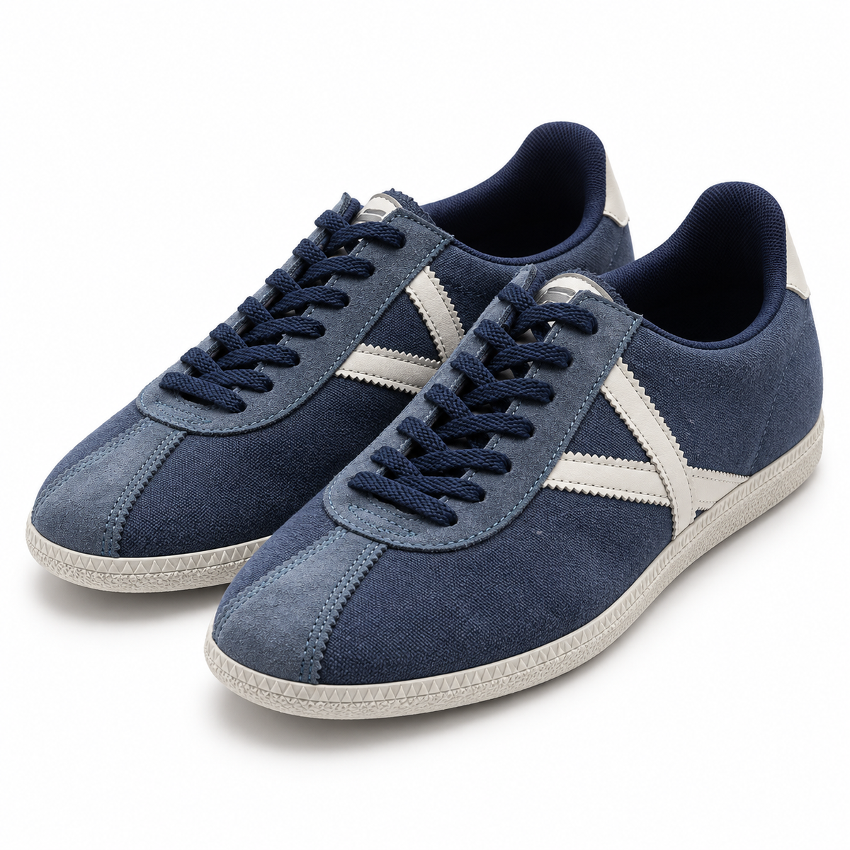 Zapatillas Munich azul marino con detalles blancos sobre fondo blanco
