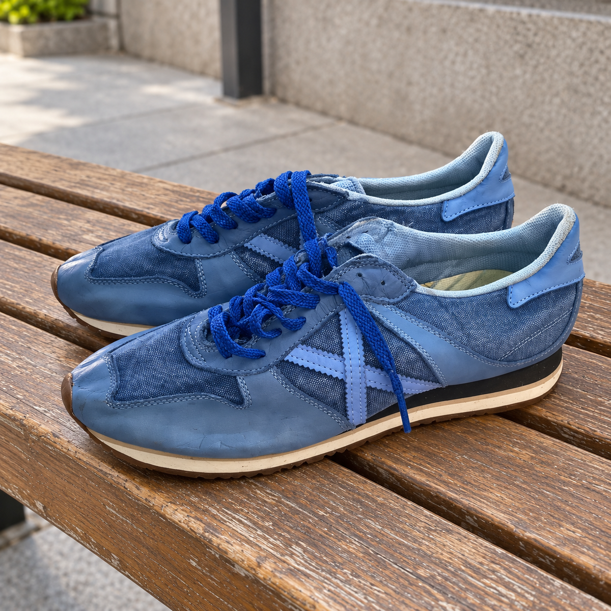 Zapatillas Munich azules con X celeste y cuello claro · Talla 45 - lifestyle sobre banco