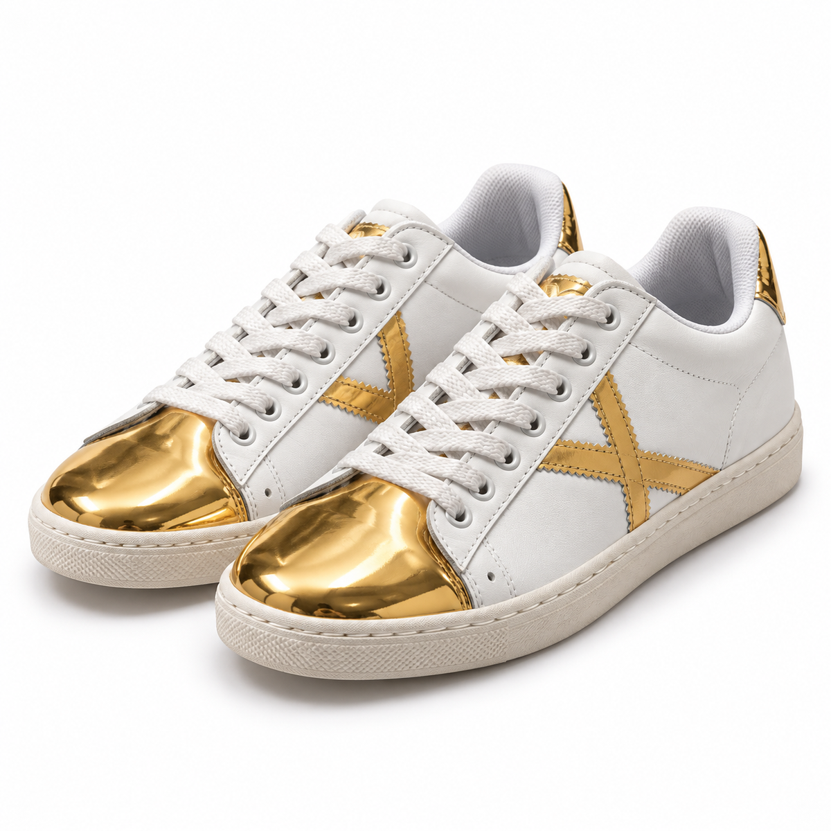 Zapatillas Munich blancas con puntera dorada sobre fondo blanco