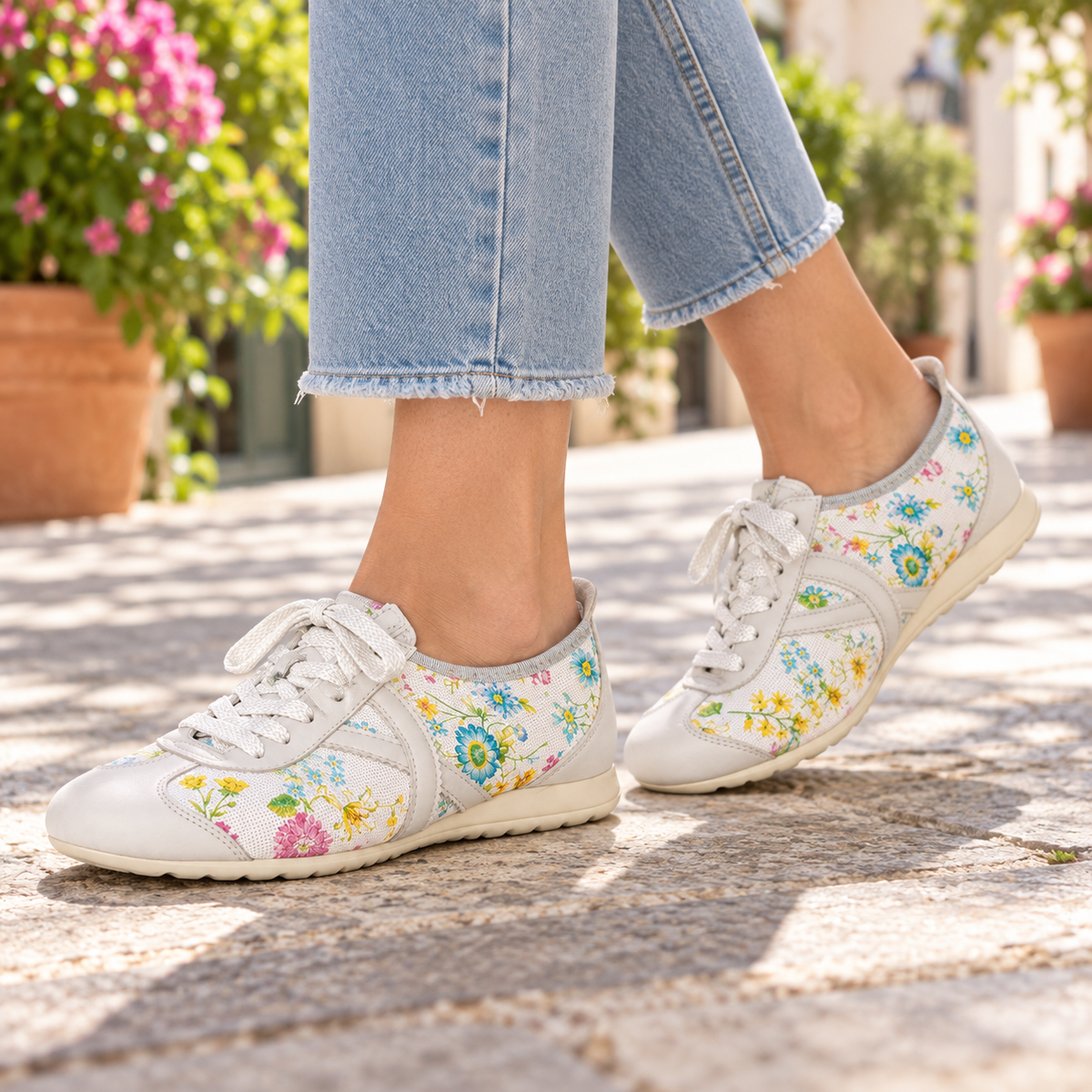 Zapatillas Munich blancas con estampado floral en una escena exterior