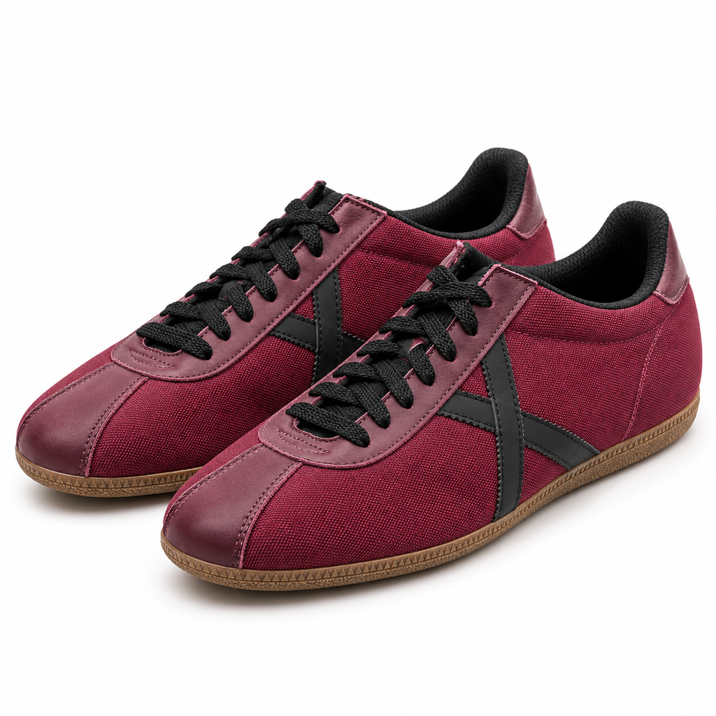 Zapatillas Munich burdeos y negras sobre fondo blanco